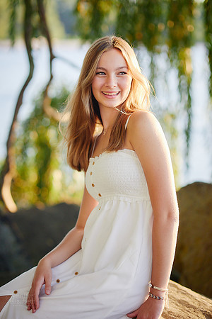 Caroline: Senior Session at Edgewater Park