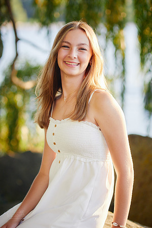 Caroline: Senior Session at Edgewater Park