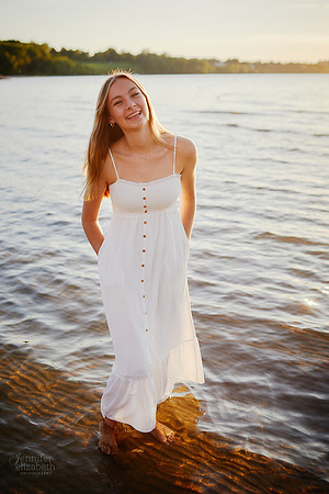 Caroline: Senior Session at Edgewater Park