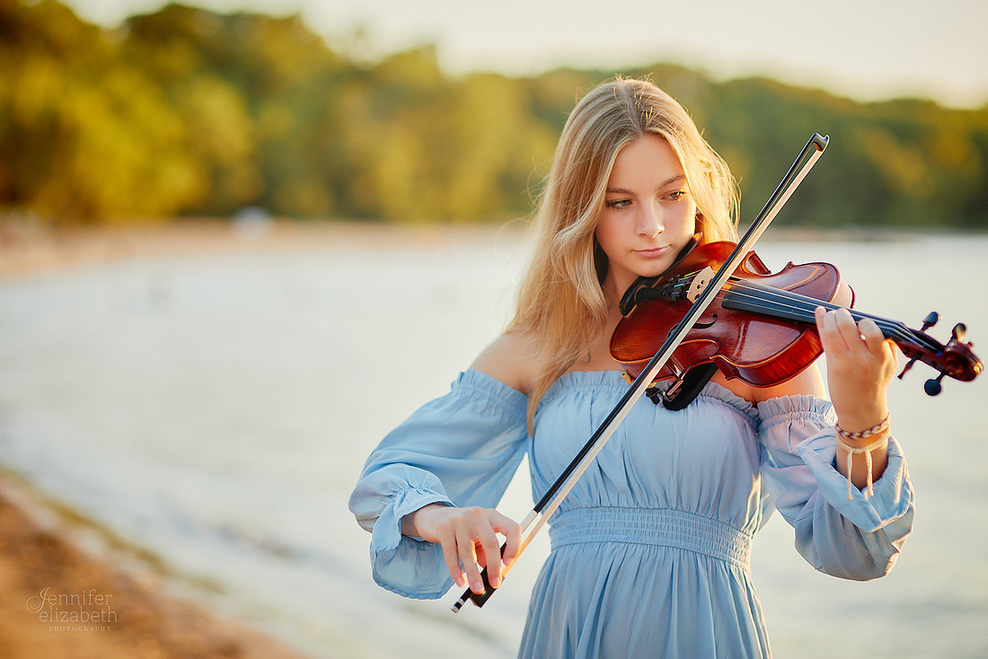 Caroline: Senior Session at Edgewater Park