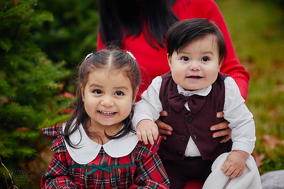 The M Family: Holiday Portrait Session at Rauh Christmas Tree Farm in Stow