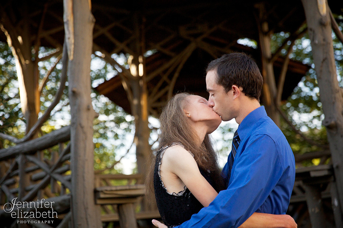 Bethany & Brett: Engagement Session in Chagrin Falls, Ohio