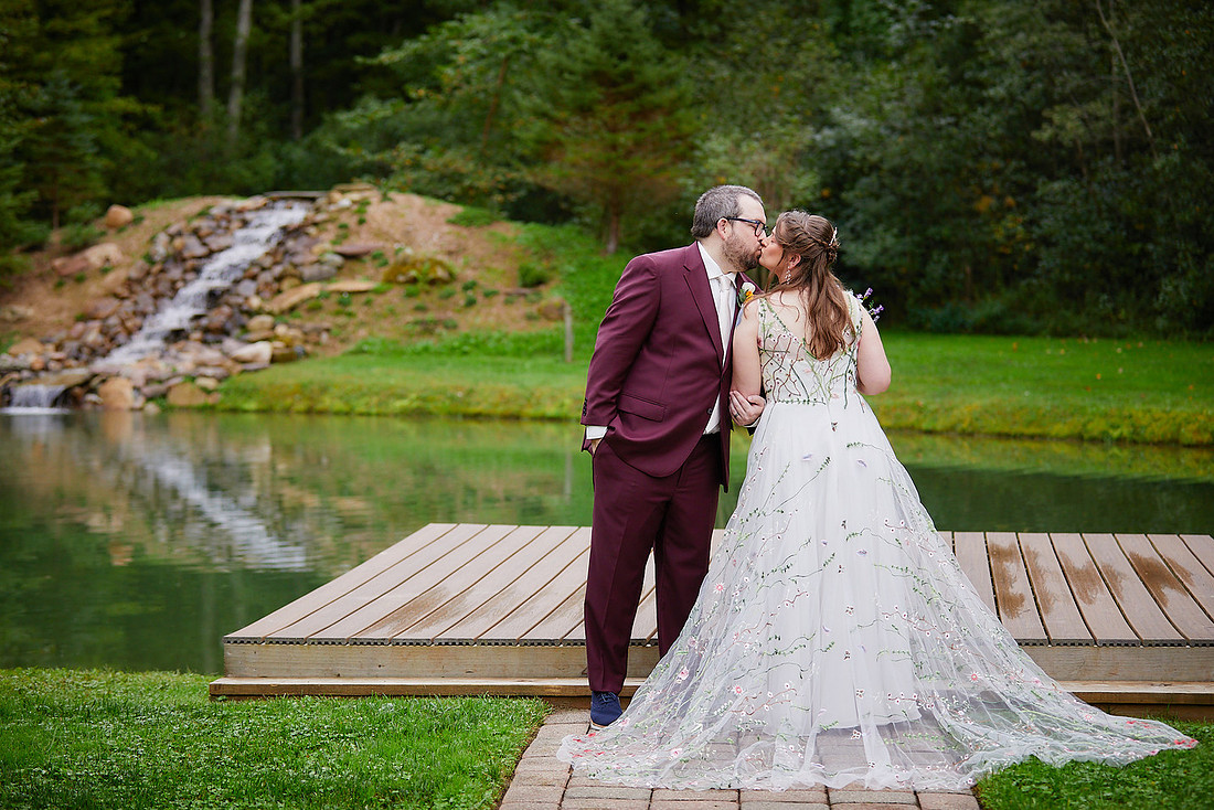 Maria & Matt: Wedding at Kingsville Lodge