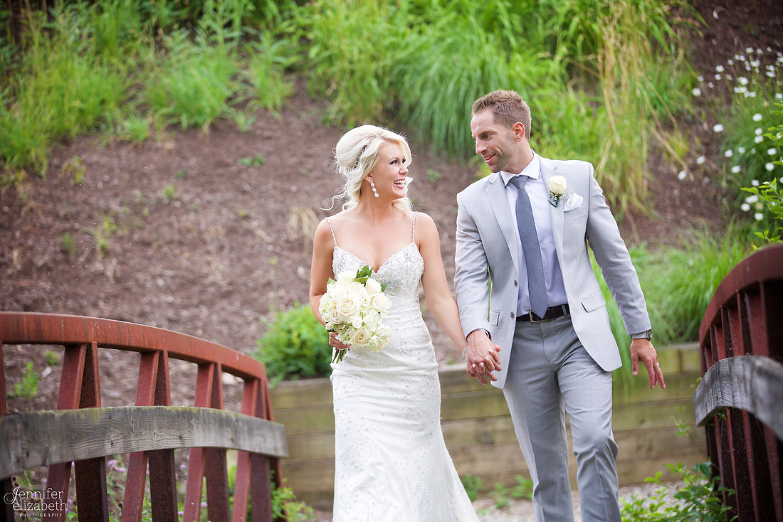 Lindsey & Rich: Summer Wedding at the Mayfield Sand Ridge Club in Cleveland