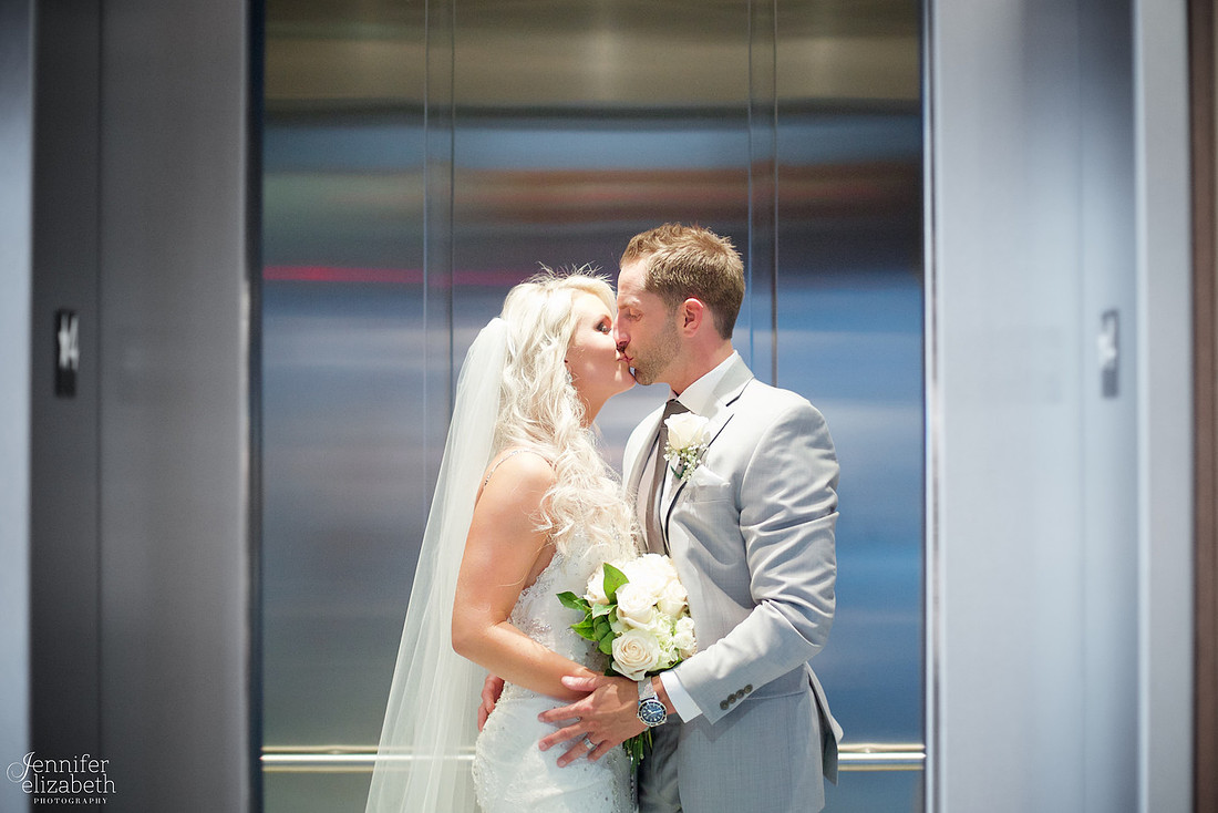 Lindsey & Rich: Summer Wedding at the Mayfield Sand Ridge Club in Cleveland