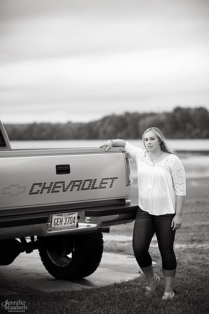 Samantha: Senior Portrait Session in Cortland, Ohio