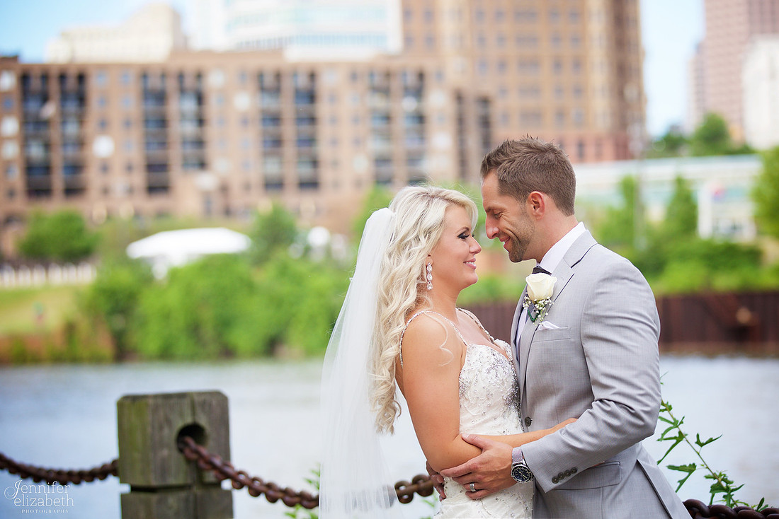 Lindsey & Rich: Summer Wedding at the Mayfield Sand Ridge Club in Cleveland