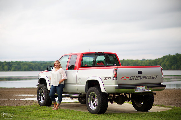 Samantha: Senior Portrait Session in Cortland, Ohio