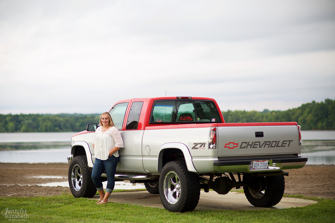 Samantha: Senior Portrait Session in Cortland, Ohio