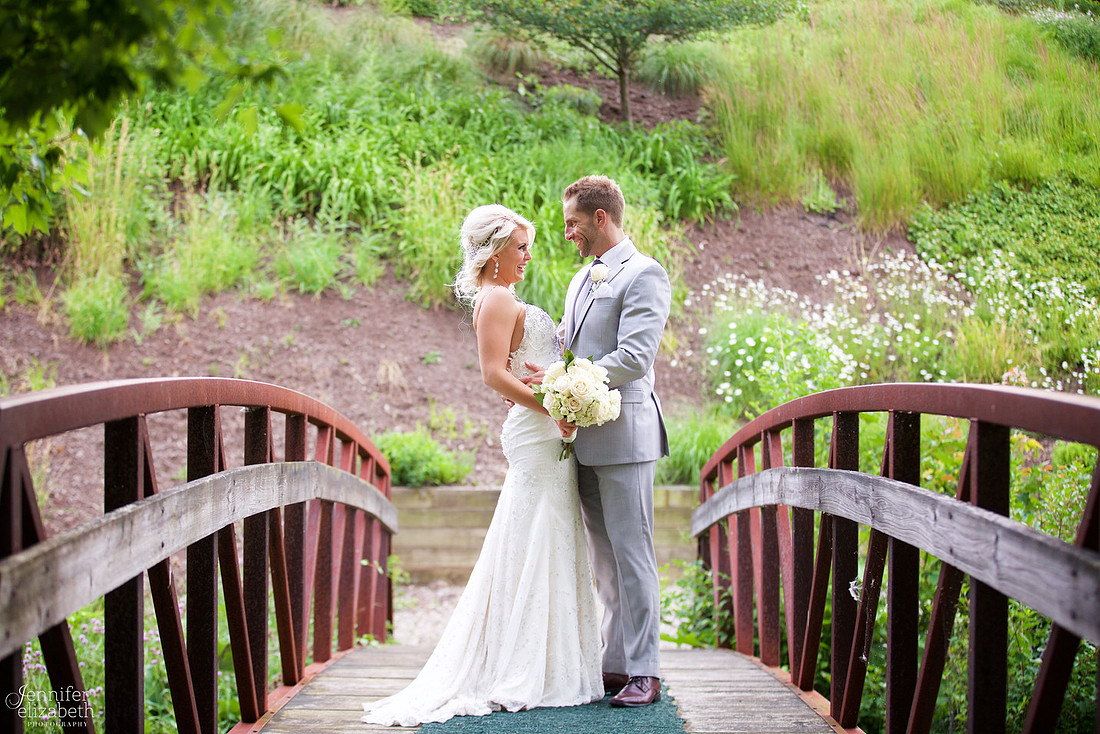 Lindsey & Rich: Summer Wedding at the Mayfield Sand Ridge Club in Cleveland