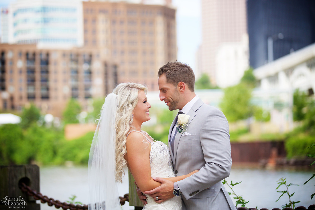 Lindsey & Rich: Summer Wedding at the Mayfield Sand Ridge Club in Cleveland