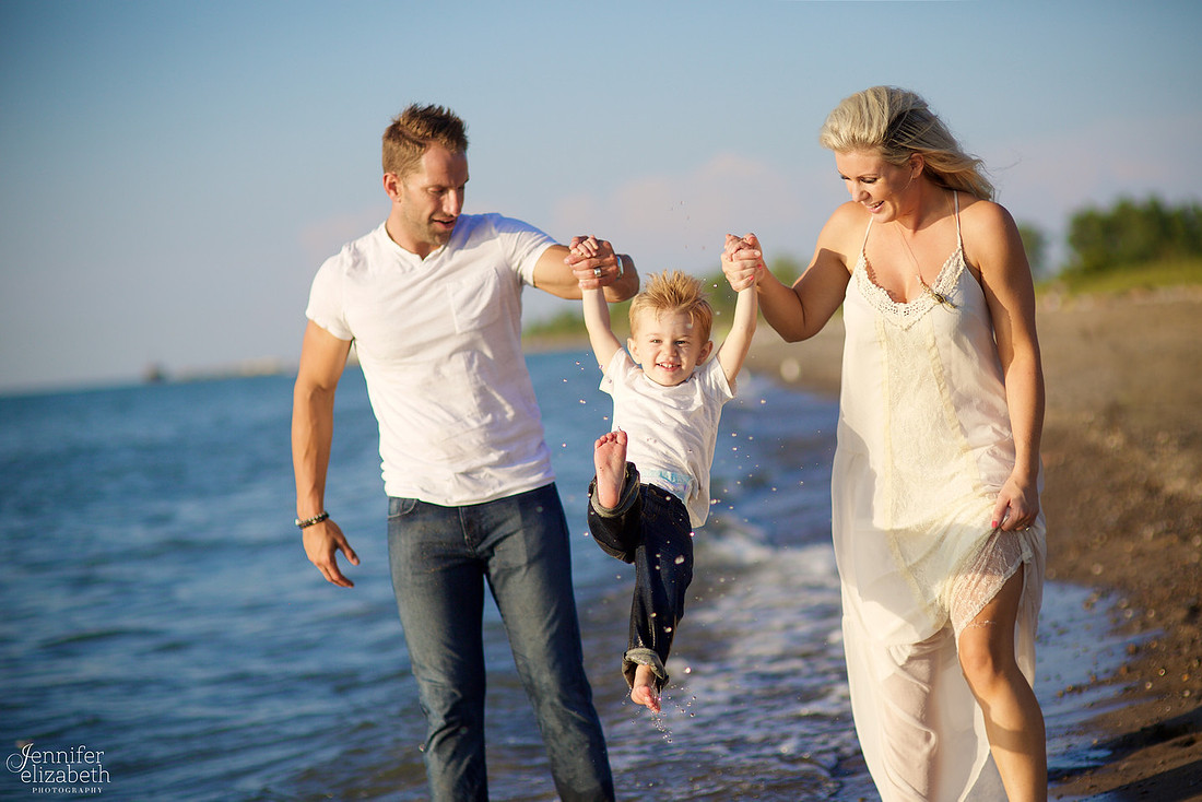 The R Family's Portrait Session at Mentor Headlands Beach Park
