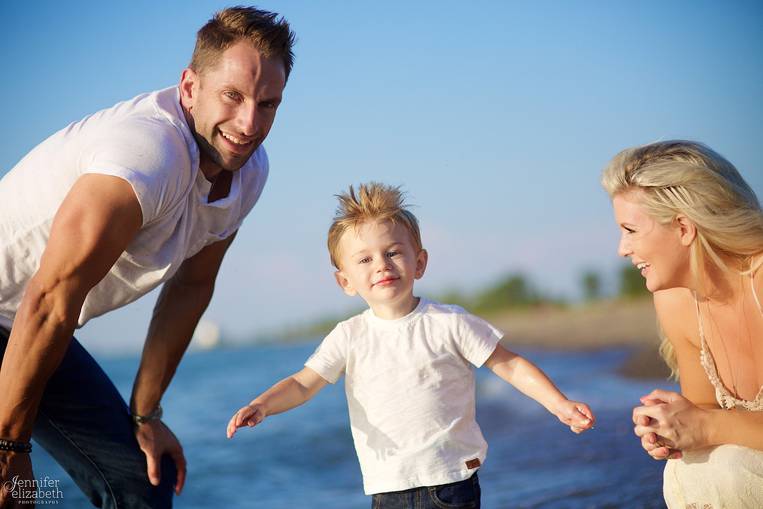 The R Family's Portrait Session at Mentor Headlands Beach Park