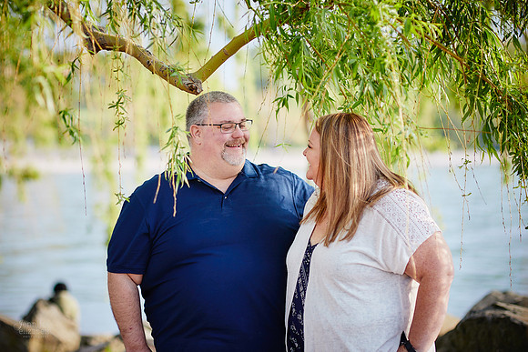 Kelly & Chris: Engagement Session at Edgewater Park