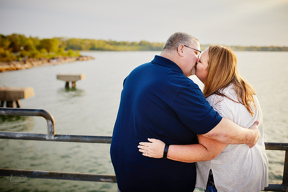 Kelly & Chris: Engagement Session at Edgewater Park