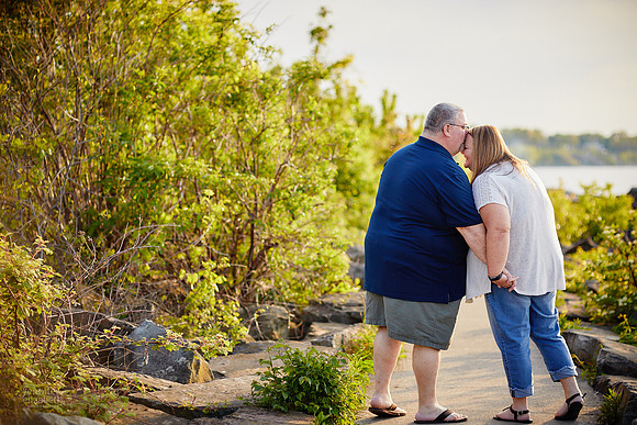 Kelly & Chris: Engagement Session at Edgewater Park