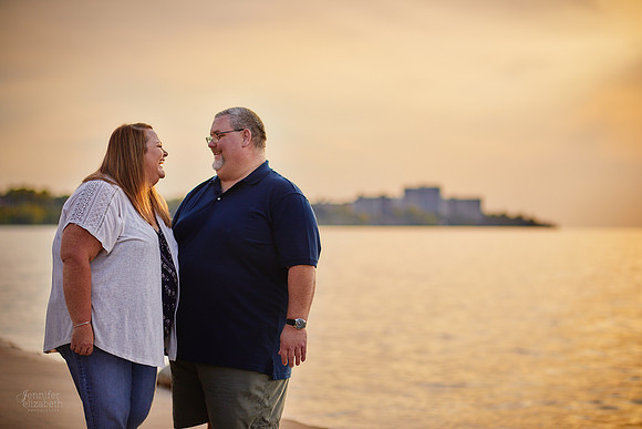 Kelly & Chris: Engagement Session at Edgewater Park