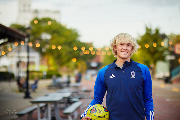 Brendan: Senior Session at Franklin Mills Riveredge Park in Kent