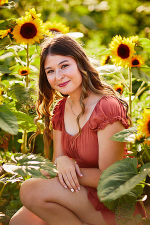 Rachel: Senior Sunflower Session at Ramseyer Farms in Wooster