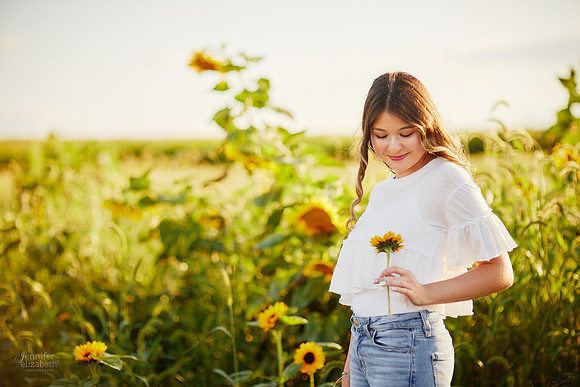 Rachel: Senior Sunflower Session at Ramseyer Farms in Wooster