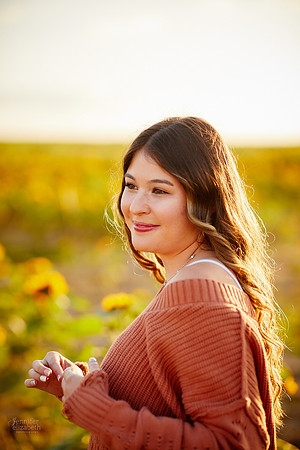 Rachel: Senior Sunflower Session at Ramseyer Farms in Wooster