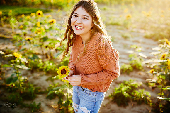 Rachel: Senior Sunflower Session at Ramseyer Farms in Wooster