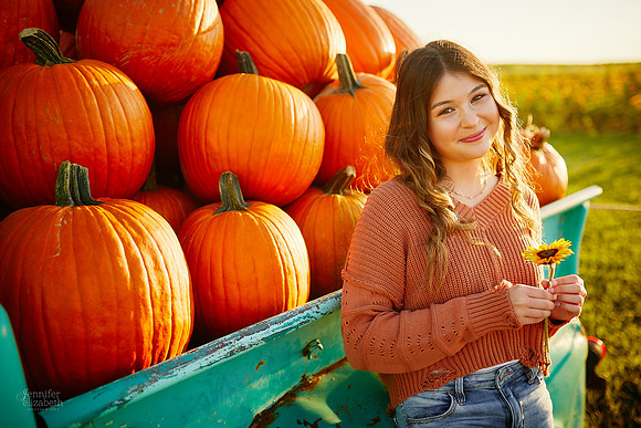 Rachel: Senior Sunflower Session at Ramseyer Farms in Wooster