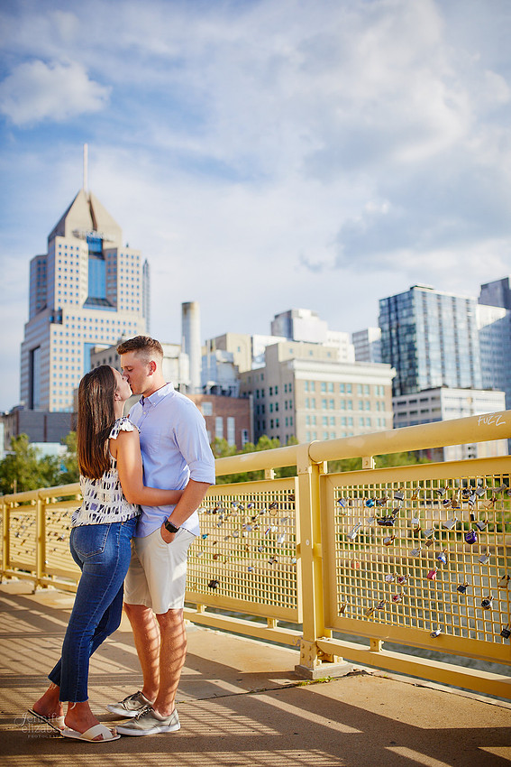 Stephanie & Tom: Pittsburgh Engagement Session at Roberto Clemente Bridge and Point State Park Fountain