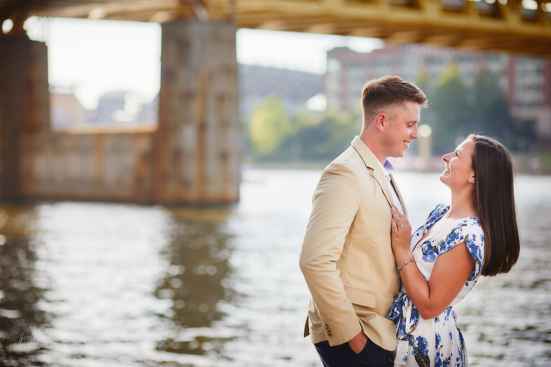 Stephanie & Tom: Pittsburgh Engagement Session at Roberto Clemente Bridge and Point State Park Fountain