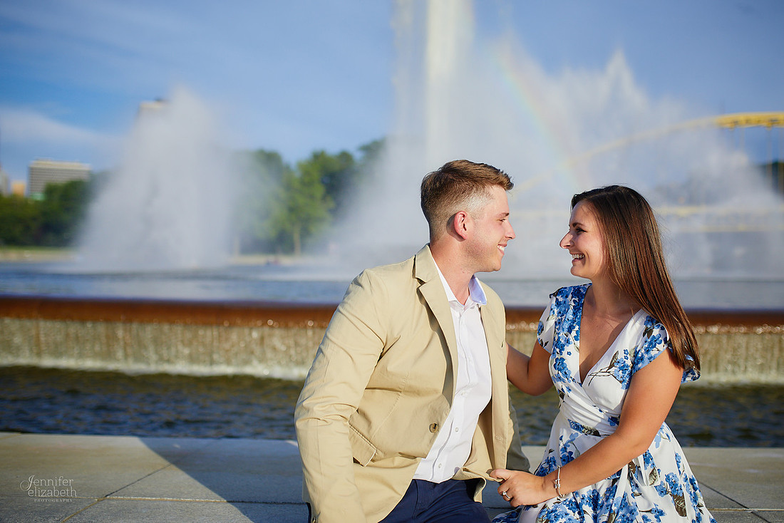Stephanie & Tom: Pittsburgh Engagement Session at Roberto Clemente Bridge and Point State Park Fountain