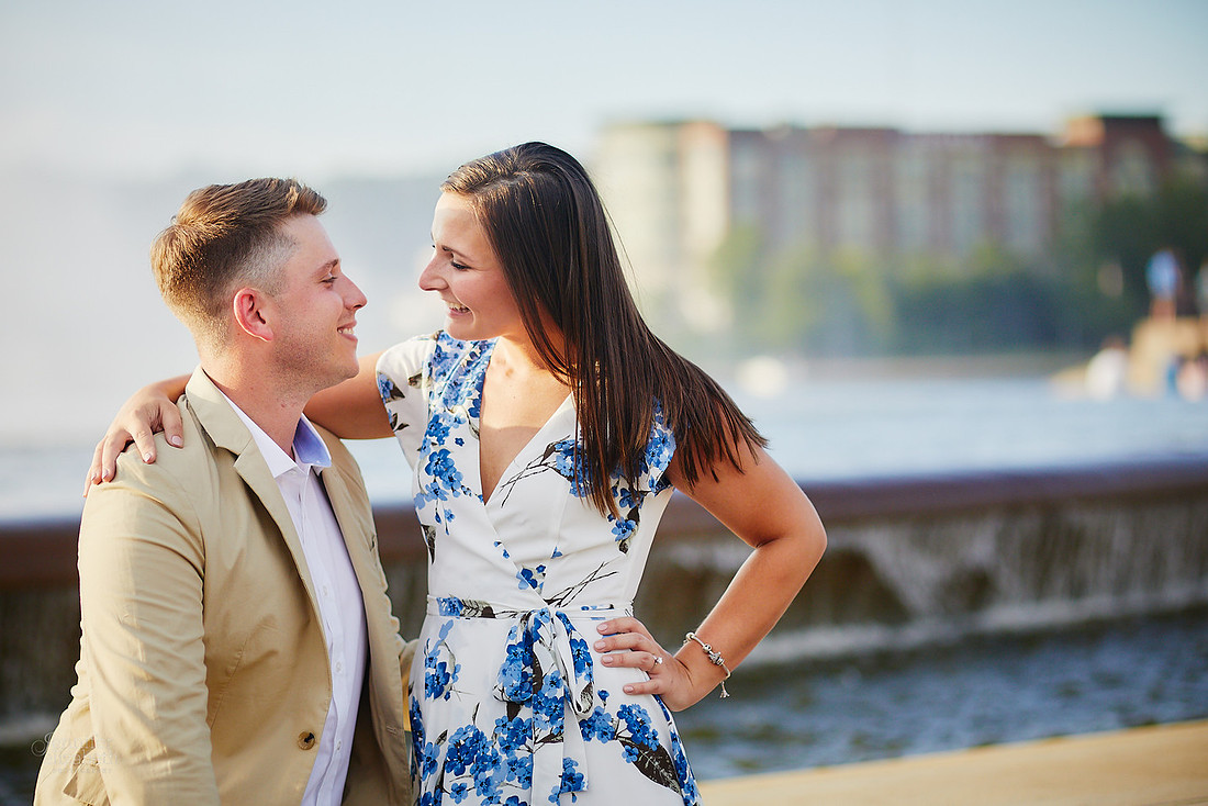 Stephanie & Tom: Pittsburgh Engagement Session at Roberto Clemente Bridge and Point State Park Fountain