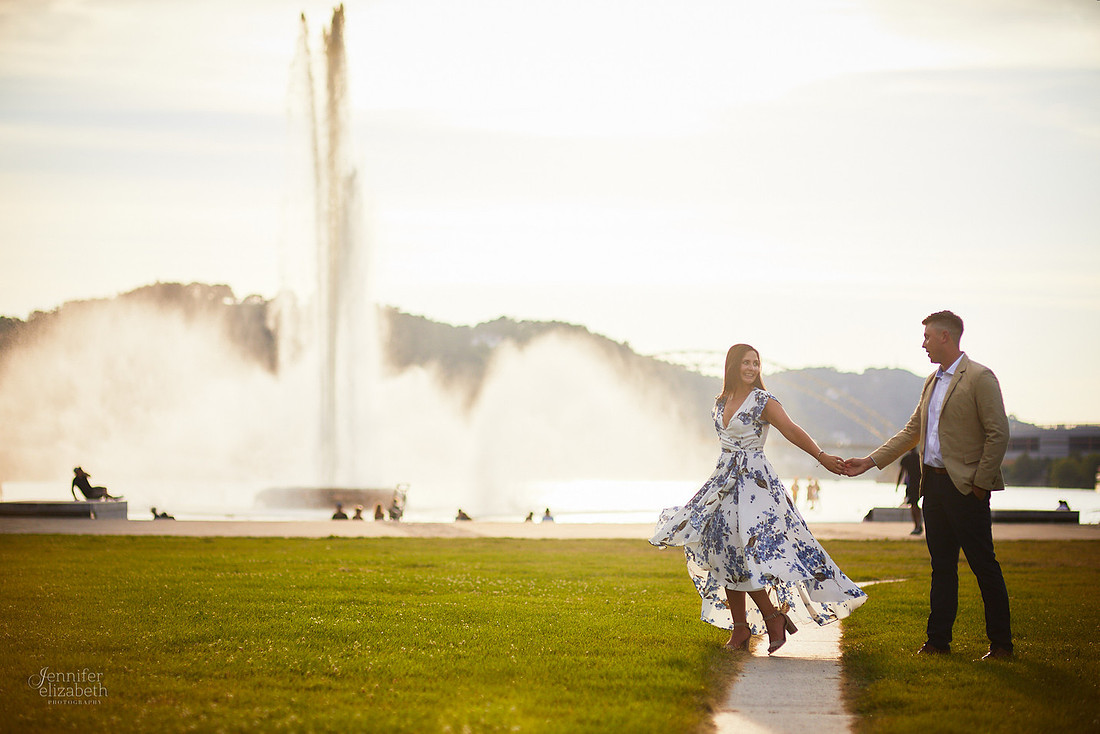Stephanie & Tom: Pittsburgh Engagement Session at Roberto Clemente Bridge and Point State Park Fountain