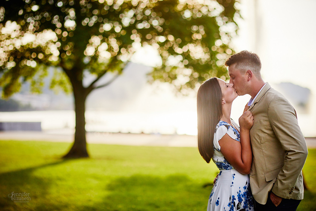 Stephanie & Tom: Pittsburgh Engagement Session at Roberto Clemente Bridge and Point State Park Fountain
