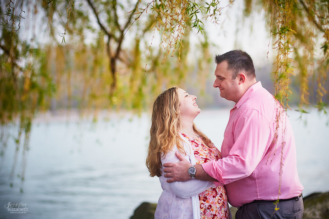 Kaitlin & Derek: Engagement Session at Edgewater Park