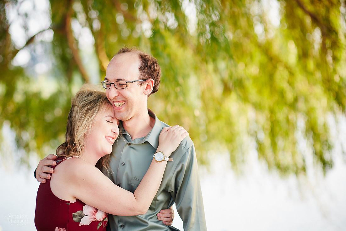 Melissa & Justin: Engagement Session at Edgewater Park