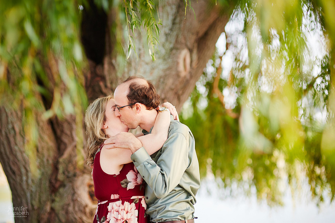 Melissa & Justin: Engagement Session at Edgewater Park