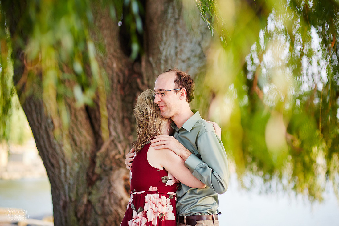 Melissa & Justin: Engagement Session at Edgewater Park