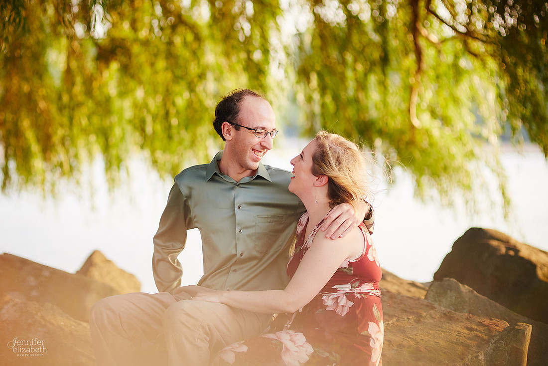 Melissa & Justin: Engagement Session at Edgewater Park