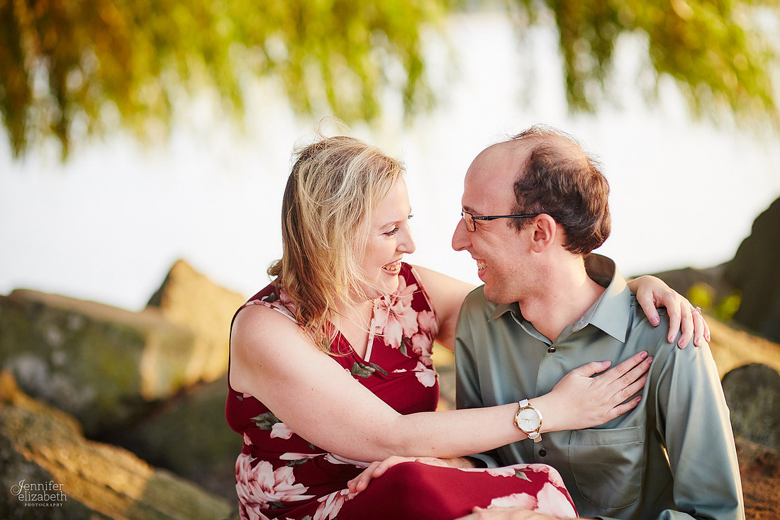 Melissa & Justin: Engagement Session at Edgewater Park