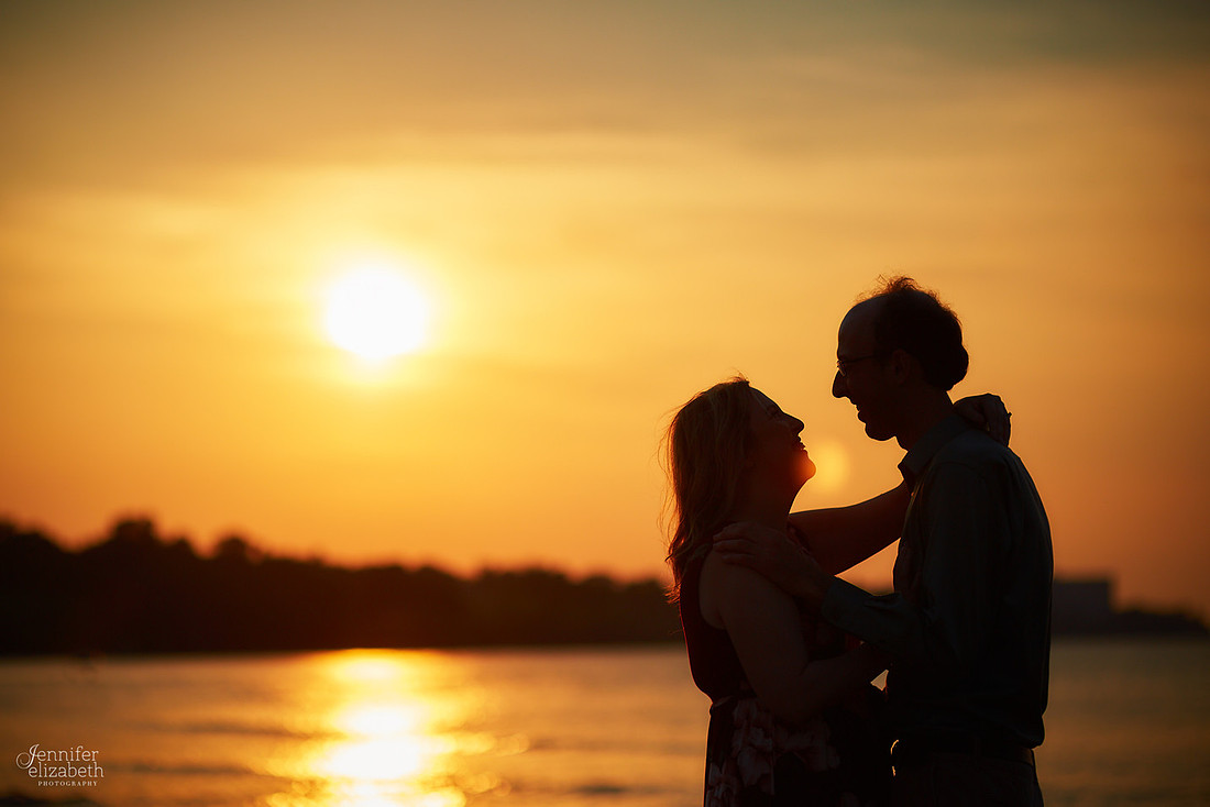 Melissa & Justin: Engagement Session at Edgewater Park