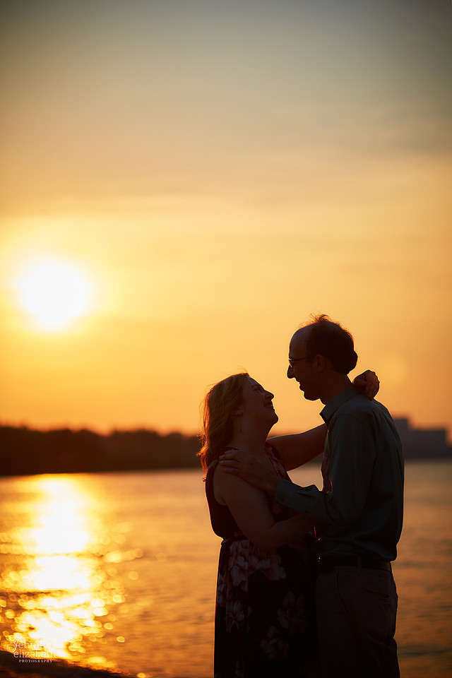 Melissa & Justin: Engagement Session at Edgewater Park
