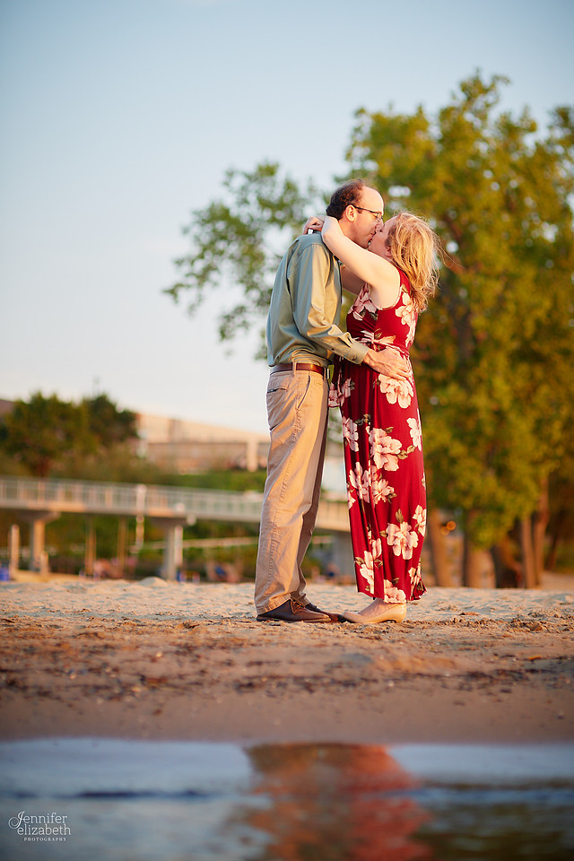 Melissa & Justin: Engagement Session at Edgewater Park