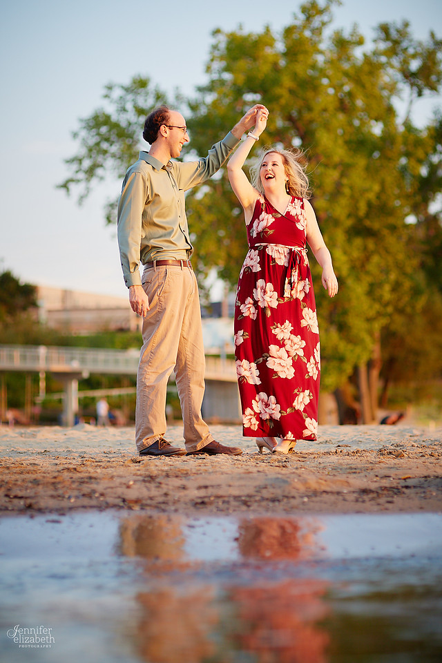 Melissa & Justin: Engagement Session at Edgewater Park
