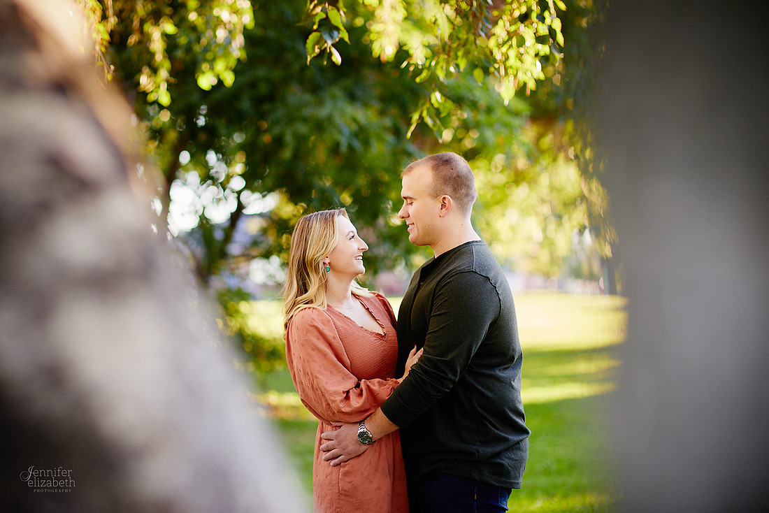 Savannah & Nick: Engagement Session at Lakewood Park