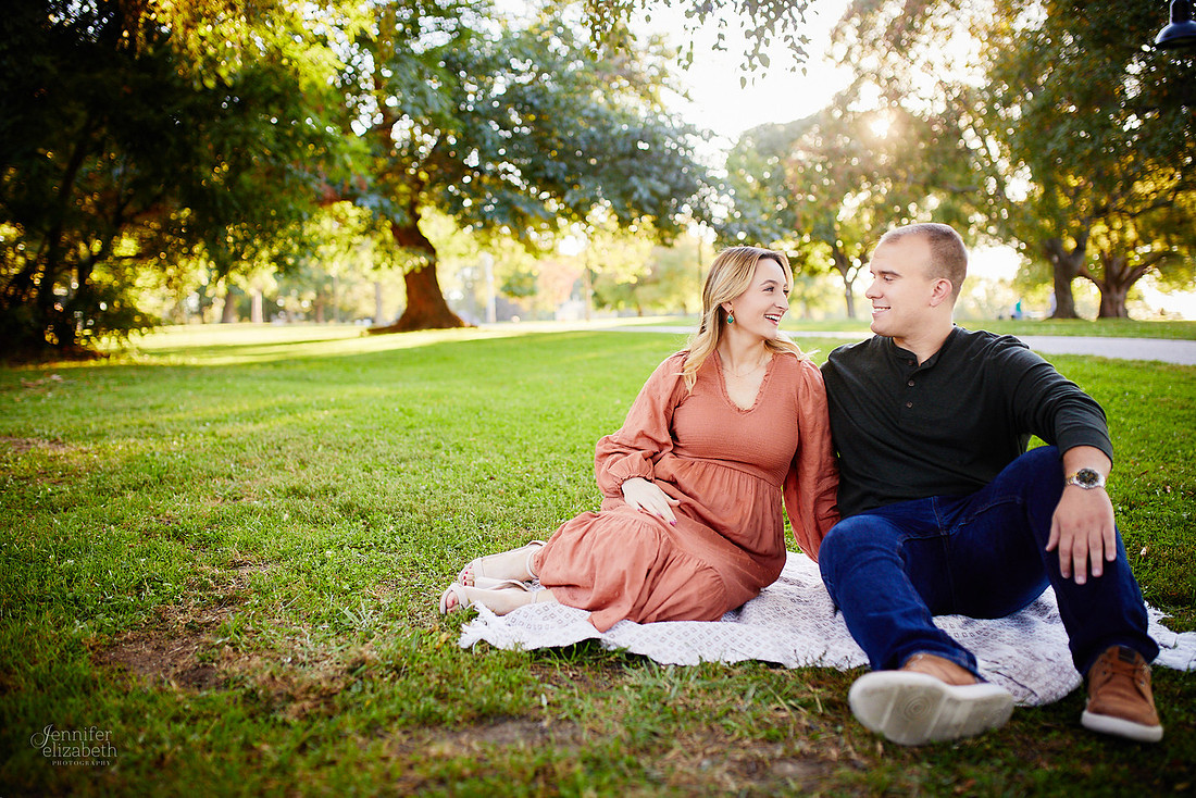 Savannah & Nick: Engagement Session at Lakewood Park