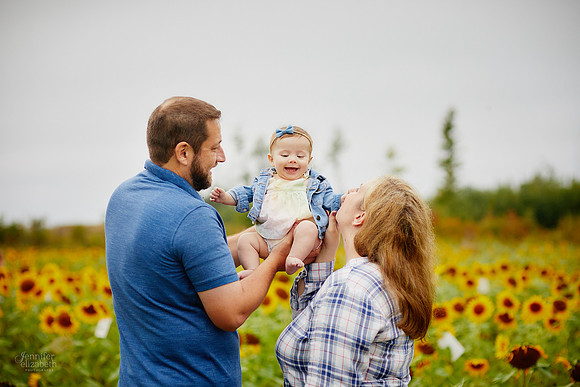 Sunflower Field Mini Sessions at Maria's Field of Hope