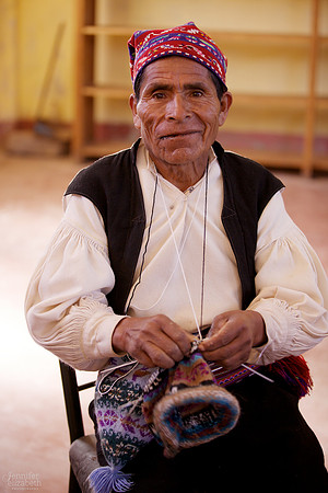 Knitter in Tequile, Perú