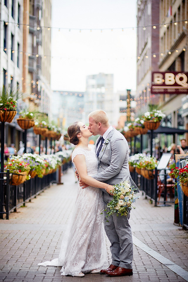 Miriam & Derrick: Downtown Cleveland Wedding at The Union Club