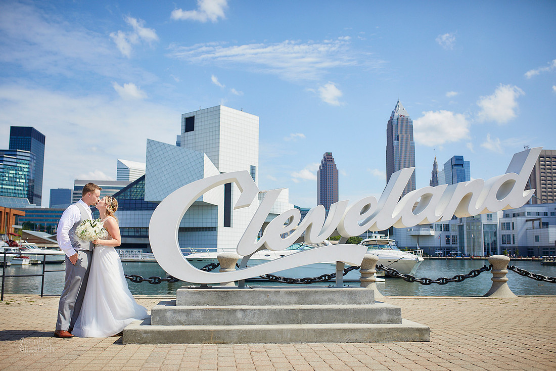 Emily & Brett: Great Lakes Science Center Wedding in Cleveland