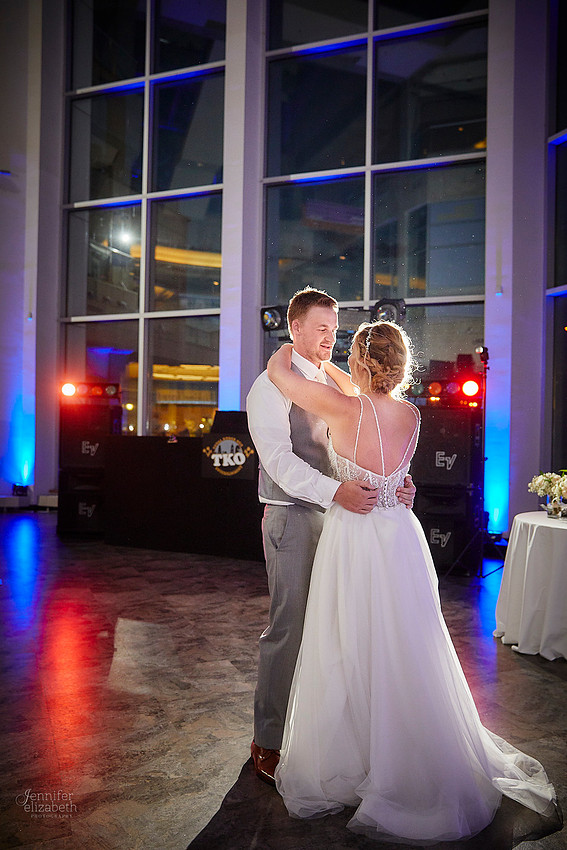 Emily & Brett: Great Lakes Science Center Wedding in Cleveland